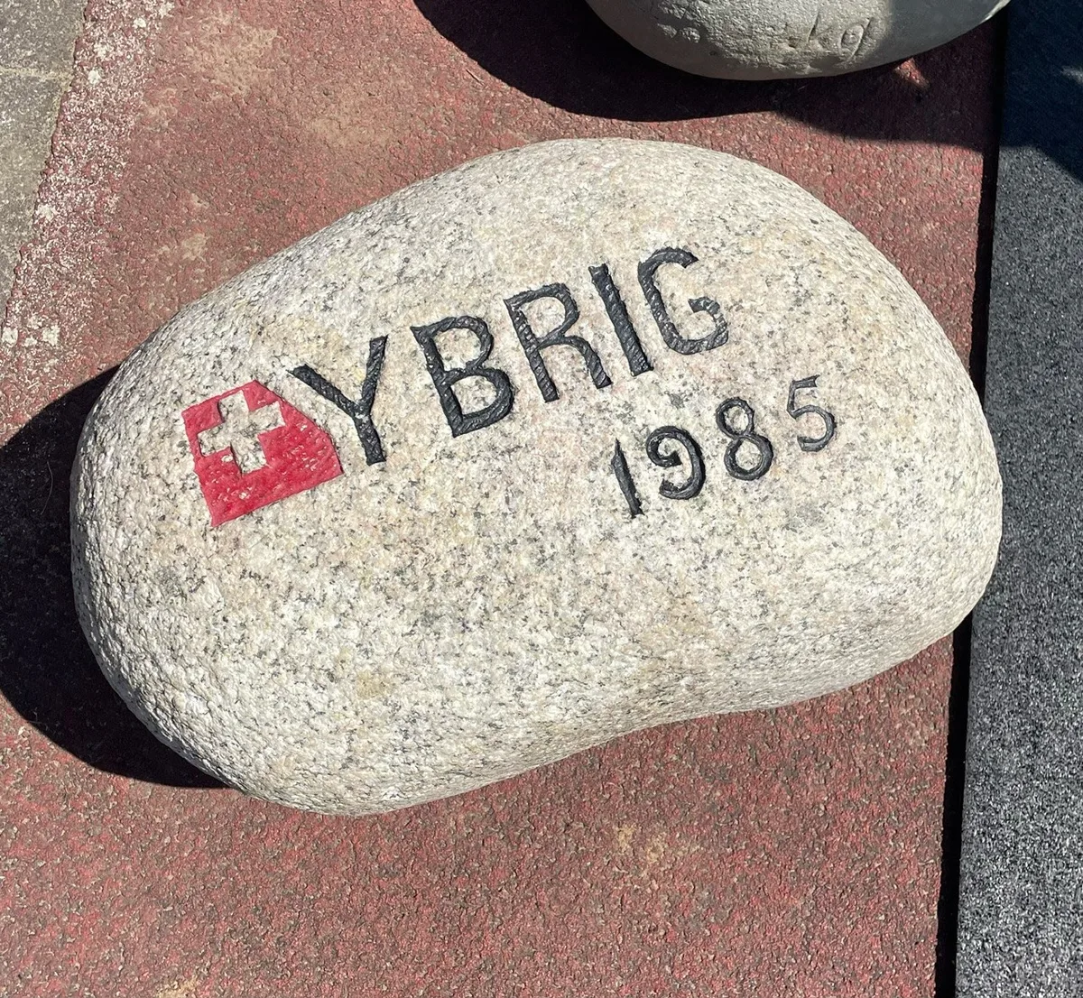 Der Ybrig-Stein 90,5 ist Kilogramm schwer. Stein mit Wappen